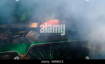 Moody Blick auf Dampflok Typenschild - "Cheltenham" - durch Wolken von Dampf mit hohem Tastenbeleuchtung Stockfoto