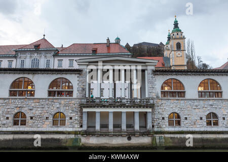 Der zentrale Markt von Ljubljana, der Hauptstadt Sloweniens, in einem trüben regnerischen Tag genommen, mit dem Fluss Ljubljanica im Vordergrund. Dieser Teil des alten Stockfoto