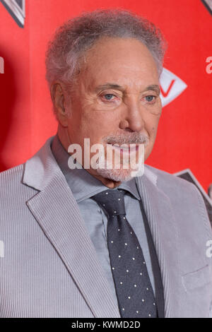 London, Großbritannien. 3 Jan, 2018. Sir Tom Jones nimmt die Einführung der Voice UK 2018 Pressevorstellung auf ITV Credit: ZUMA Press, Inc./Alamy leben Nachrichten Stockfoto