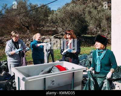 Mytilene, Griechenland. 8. Feb 2016. Die Gruppe der schmutzige Mädchen verändern sich laufend, da es von Freiwilligen geleitet. Jedenfalls einige der Mädchen sind mehr in der Gruppe vorhanden. Katerina (rechts), ist eine irische Frau, die, nachdem sie ein Anstand auf der Insel wurde die Ausgaben bereits viele Monate Freiwilligenarbeit in Lesbos. schmutzige Mädchen von Lesbos ist eine Gruppe von Freiwilligen im September 2015 geboren von der Idee der Alison Terry-Evans. Die Gruppe von Freiwilligen ist fast nur Frauen Gruppe, die sich um das Sortieren, Waschen, und bereit stellen wiederverwendet wird, die Kleidung der Hunderttausende Migranten, die durch die ich bestanden Stockfoto