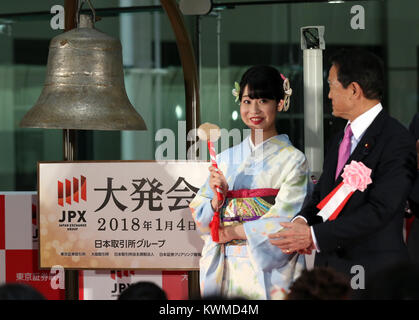 Tokio, Japan. Am 4. Januar, 2018. Eine Frau im Kimono klingelt während japanische Finanzen Ministedr Taro Aso (R) auf während einer Zeremonie zum ersten Handelstag der 2018 an der Börse in Tokio am Donnerstag, 4. Januar 2018 zu feiern. Japans Anteil Preise sprang auf 23,326.06 561.12 Yen Yen an der Vormittagssitzung des Tokyo Stock Exchange zu schließen. Credit: Yoshio Tsunoda/LBA/Alamy leben Nachrichten Stockfoto