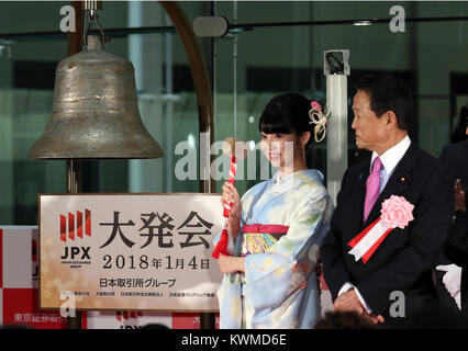 Tokio, Japan. Am 4. Januar, 2018. Eine Frau im Kimono Ringe die Kugel während japanische Finanzminister Taro Aso (R) auf während einer Zeremonie zum ersten Handelstag der 2018 an der Börse in Tokio am Donnerstag, 4. Januar 2018 zu feiern. Japans Anteil Preise sprang auf 23,326.06 561.12 Yen Yen an der Vormittagssitzung des Tokyo Stock Exchange zu schließen. Credit: Yoshio Tsunoda/LBA/Alamy leben Nachrichten Stockfoto