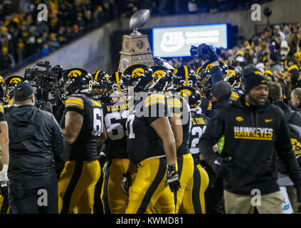 Iowa City, Iowa, USA. 25 Nov, 2016. Iowa Hawkeye Spieler feiern ihr Spiel gewinnen gegen den Nebraska Cornhuskers am Kinnick Stadium in Iowa City am Freitag, 25. November 2016. Credit: Andy Abeyta/Viererkabel - Zeiten/ZUMA Draht/Alamy leben Nachrichten Stockfoto