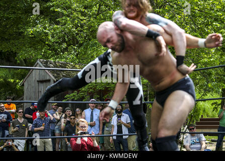 Maquoketa, Iowa, USA. 27 Mai, 2017. Die Zuschauer sehen Scott County Wrestling Profis im Ring Schlacht bei Kabeljau Hohl in Maquoketa am Samstag, den 27. Mai 2017. Ein paar hundert Leute, 40 Comedians, fünf musikalischen Taten und ein professionelles Wrestling Team überflutet Kabeljau hohlen Scheune am Freitag und Samstag für die Eröffnungs-spannschloß Festival. Credit: Andy Abeyta, Viererkabel - Zeiten/Viererkabel - Zeiten/ZUMA Draht/Alamy leben Nachrichten Stockfoto