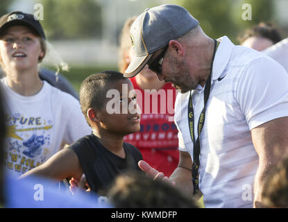 Davenport, Iowa, USA. 6. Juli 2017. Trainer Jim Estes Gespräche mit Armon Williams, 9, von Davenport nach Praxis im Centennial Park in Davenport am Donnerstag, 6. Juli 2017. Die Iowa Löwen, ein Davenport-basierte Rugby Club, bietet eine Reihe von einführenden Praktiken für Jungen und Mädchen im Alter von 4-14. Junior Spieler die Grundlagen des Spiels und spielen lernen 5-gegen-5 Touch/flag Rugby. Credit: Andy Abeyta, Viererkabel - Zeiten/Viererkabel - Zeiten/ZUMA Draht/Alamy leben Nachrichten Stockfoto