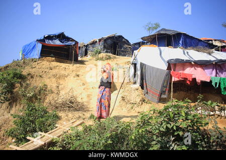 November 21, 2017 - Cox's Bazar, Bangladesch - Dieser flüchtling Mutter Uhren Ihr Kind beim Spielen im Flüchtlingslager. Mehr als 600.000 Rohingya Flüchtlinge aus Myanmar Rakhine seit August 2017 flohen, als die meisten von ihnen versuchen, die Grenze Bangladesch jeden Tag zu erreichen zu halten. Credit: Asif Ahmed/SOPA/ZUMA Draht/Alamy leben Nachrichten Stockfoto