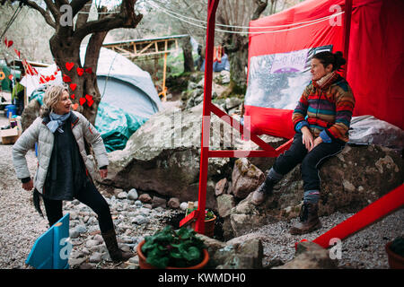 Februar 9, 2016 - Mytilini, Ägäische Inseln, Griechenland - Der Leuchtturm Camp ist in Skala Skamineas im Norden der Insel, die in der Türkei am nächsten. schmutzige Mädchen von Lesbos ist eine Gruppe von Freiwilligen im September 2015 geboren von der Idee der Alison Terry-Evans. Die Gruppe von Freiwilligen ist fast nur Frauen Gruppe, die sich um das Sortieren, Waschen, und bereit stellen wiederverwendet wird, die Kleidung der Hunderttausende Migranten, die durch die Insel. Die Idee ist, dass anstelle der Kauf neuer Kleidung oder Warten auf Spenden, nasse Kleidung von Migranten, die mit Booten, mit c ausgetauscht Stockfoto