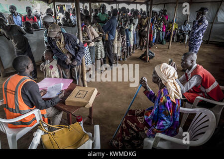Uganda. 17 Mai, 2017. Die erste Aufgabe für die NRO ist die Identitäten zu sammeln und ein Cookie für alle Neuankömmlinge verteilen. Die Zahl der sudanesischen Flüchtlinge, die überquert die Grenze erreicht eine Million. Dieser Host Land Uganda bietet Flüchtlingen von Konflikten eine ID-Karte und einem Grundstück von 900 m² und das Recht, die auf seinem Hoheitsgebiet zu handeln. Jedoch mit dem Zustrom von über 1.000 Menschen pro Tag und der Mangel an der Finanzierung, Uganda ist nicht mehr in der Lage, alle zu ernähren. Laut UNHCR Mensch braucht mindestens 2.300 Kalorien am Tag zu überleben, die über 12 kg Lebensmittel pro Monat. Stockfoto