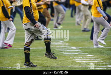 Iowa City, Iowa, USA. 1. Okt 2016. Mitglieder der Iowa Alumni Band durchführen, bevor das Spiel am Kinnick Stadium in Iowa City am Samstag, 1. Oktober 2016. Die nordwestlichen Wildkatzen besiegten die Iowa Hawkeyes 38-31. Credit: Andy Abeyta/Viererkabel - Zeiten/ZUMA Draht/Alamy leben Nachrichten Stockfoto