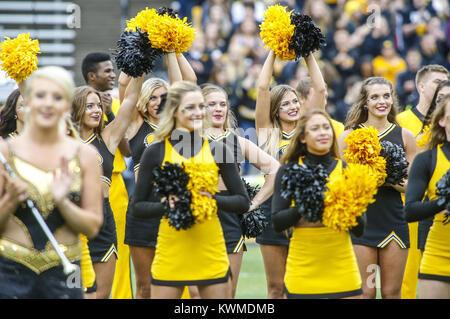 Iowa City, Iowa, USA. 1. Okt 2016. Iowa Cheerleader feuern ihre Mannschaft vor dem Spiel am Kinnick Stadium in Iowa City am Samstag, 1. Oktober 2016. Die nordwestlichen Wildkatzen besiegten die Iowa Hawkeyes 38-31. Credit: Andy Abeyta/Viererkabel - Zeiten/ZUMA Draht/Alamy leben Nachrichten Stockfoto