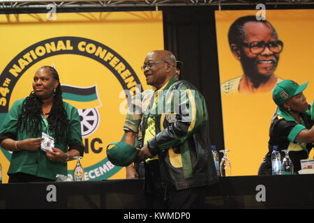 Johanneburg, Gauteng, Südafrika. 16 Dez, 2017. Der ehemalige Präsident des ANC, Jacob Zuma auf der Bühne gesehen, während der 54. ANC Nationale Konferenz. der African National Congress (ANC) und er ist in der 54. Nationale Konferenz in Johannesburg vom 16. bis zum 20. Dezember 2017 statt. Cyril Ramaphosa war als neuen ANC-Präsidenten gewählt. Credit: SOPA/ZUMA Draht/Alamy leben Nachrichten Stockfoto