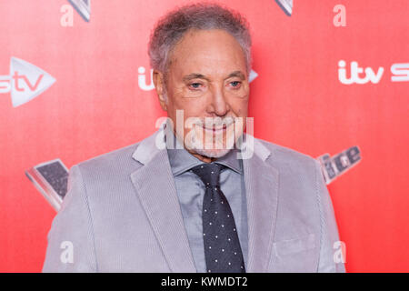 London, Großbritannien. 3 Jan, 2018. Sir Tom Jones nimmt die Einführung der Voice UK 2018 Pressevorstellung auf ITV Credit: ZUMA Press, Inc./Alamy leben Nachrichten Stockfoto