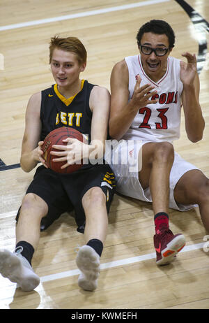 Davenport, Iowa, USA. 8 Dez, 2017. Bettendorf ist Peter Bauer (41) und Davenport West Trey Sampson (23) sitzen auf dem Gericht wieder hinauf nach einer Kollision im ersten Quartal ihr Spiel an Davenport West High School am Freitag, 8. Dezember 2017. Credit: Andy Abeyta/Viererkabel - Zeiten/ZUMA Draht/Alamy leben Nachrichten Stockfoto
