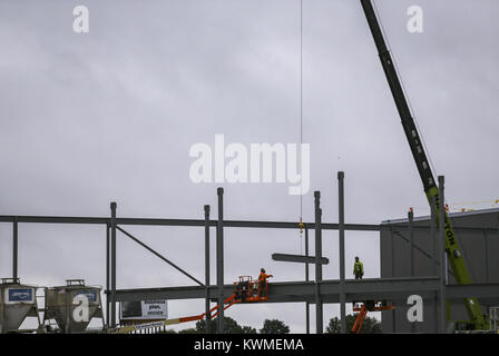 Bettendorf, Iowa, USA. 11 Okt, 2017. Bügeleisen Arbeitnehmer sind an der Ausarbeitung der Entertainment Center auf dem Gelände der BettPlex Sports Complex in Bettendorf am Mittwoch, 11. Oktober 2017. Neue Annehmlichkeiten waren als Teil der BettPlex Sports Complex Projekt angekündigt. Credit: Andy Abeyta, Viererkabel - Zeiten/Viererkabel - Zeiten/ZUMA Draht/Alamy leben Nachrichten Stockfoto