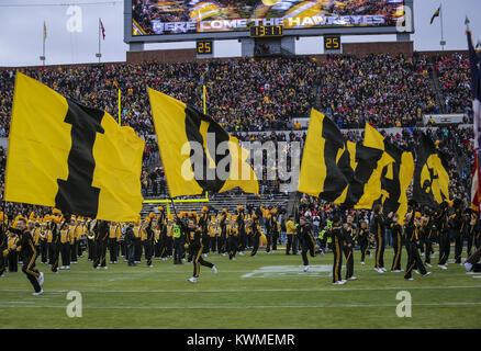 Iowa City, Iowa, USA. 25 Nov, 2016. Cheerleadern heraus laufen die Flaggen vor dem Schwarm der Bereich vor dem Spiel gegen die Nebraska Cornhuskers am Kinnick Stadium in Iowa City am Freitag, 25. November 2016. Credit: Andy Abeyta/Viererkabel - Zeiten/ZUMA Draht/Alamy leben Nachrichten Stockfoto