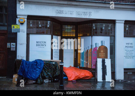 Windsor, Großbritannien. Am 4. Januar, 2018. Eine obdachlose Person schläft in einem türrahmen vor Windsor Castle. Simon Dudley, der konservative Führer des Royal Borough of Windsor und Maidenhead, hat nach einer Aussage gestern gemacht, die für die polizeiliche Nutzung rechtlicher Befugnisse im Bereich der wohnungslosen Menschen zu löschen, bevor die königliche Hochzeit im Mai wurden kritisiert. Credit: Mark Kerrison/Alamy leben Nachrichten Stockfoto