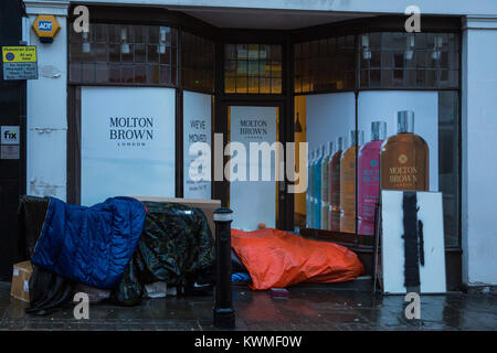 Windsor, Großbritannien. Am 4. Januar, 2018. Eine obdachlose Person schläft in einem türrahmen vor Windsor Castle. Simon Dudley, der konservative Führer des Royal Borough of Windsor und Maidenhead, hat nach einer Aussage gestern gemacht, die für die polizeiliche Nutzung rechtlicher Befugnisse im Bereich der wohnungslosen Menschen zu löschen, bevor die königliche Hochzeit im Mai wurden kritisiert. Credit: Mark Kerrison/Alamy leben Nachrichten Stockfoto