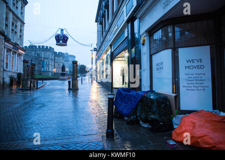 Windsor, Großbritannien. Am 4. Januar, 2018. Eine obdachlose Person schläft in einem türrahmen vor Windsor Castle. Simon Dudley, der konservative Führer des Royal Borough of Windsor und Maidenhead, hat nach einer Aussage gestern gemacht, die für die polizeiliche Nutzung rechtlicher Befugnisse im Bereich der wohnungslosen Menschen zu löschen, bevor die königliche Hochzeit im Mai wurden kritisiert. Credit: Mark Kerrison/Alamy leben Nachrichten Stockfoto