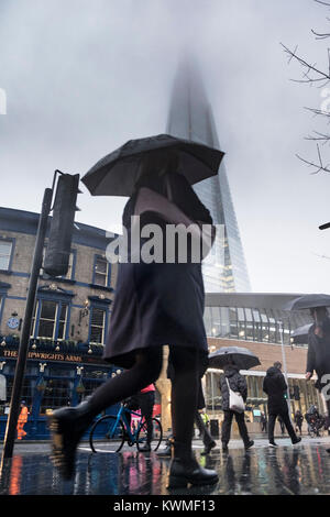 London, Großbritannien. Am 4. Januar, 2018. Es war ein feuchter Start für Pendler in der Hauptstadt nach starkem Regen während der Rush Hour in die Arbeit. (C) Kredite: Paul Swinney/Alamy leben Nachrichten Stockfoto