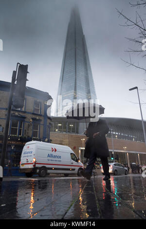 London, Großbritannien. Am 4. Januar, 2018. Es war ein feuchter Start für Pendler in der Hauptstadt nach starkem Regen während der Rush Hour in die Arbeit. (C) Kredite: Paul Swinney/Alamy leben Nachrichten Stockfoto