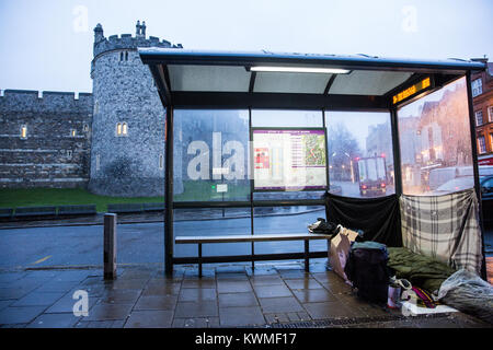 Windsor, Großbritannien. Am 4. Januar, 2018. Eine obdachlose Person schläft unter einer Bushaltestelle vor Windsor Castle. Simon Dudley, der konservative Führer des Royal Borough of Windsor und Maidenhead, hat nach einer Aussage gestern gemacht, die für die polizeiliche Nutzung rechtlicher Befugnisse im Bereich der wohnungslosen Menschen zu löschen, bevor die königliche Hochzeit im Mai wurden kritisiert. Credit: Mark Kerrison/Alamy leben Nachrichten Stockfoto