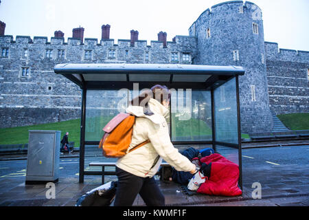 Windsor, Großbritannien. Am 4. Januar, 2018. Eine obdachlose Person schläft unter einer Bushaltestelle vor Windsor Castle. Simon Dudley, der konservative Führer des Royal Borough of Windsor und Maidenhead, hat nach einer Aussage gestern gemacht, die für die polizeiliche Nutzung rechtlicher Befugnisse im Bereich der wohnungslosen Menschen zu löschen, bevor die königliche Hochzeit im Mai wurden kritisiert. Credit: Mark Kerrison/Alamy leben Nachrichten Stockfoto