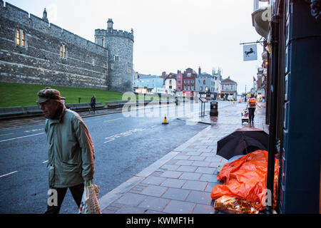 Windsor, Großbritannien. Am 4. Januar, 2018. Eine obdachlose Person schläft unter einer Bushaltestelle vor Windsor Castle. Simon Dudley, der konservative Führer des Royal Borough of Windsor und Maidenhead, hat nach einer Aussage gestern gemacht, die für die polizeiliche Nutzung rechtlicher Befugnisse im Bereich der wohnungslosen Menschen zu löschen, bevor die königliche Hochzeit im Mai wurden kritisiert. Credit: Mark Kerrison/Alamy leben Nachrichten Stockfoto