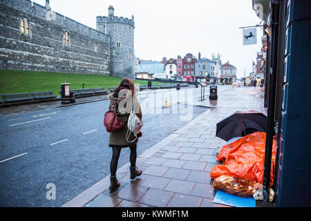 Windsor, Großbritannien. Am 4. Januar, 2018. Eine obdachlose Person schläft unter einer Bushaltestelle vor Windsor Castle. Simon Dudley, der konservative Führer des Royal Borough of Windsor und Maidenhead, hat nach einer Aussage gestern gemacht, die für die polizeiliche Nutzung rechtlicher Befugnisse im Bereich der wohnungslosen Menschen zu löschen, bevor die königliche Hochzeit im Mai wurden kritisiert. Credit: Mark Kerrison/Alamy leben Nachrichten Stockfoto