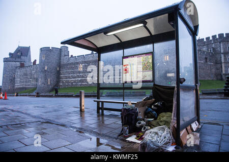 Windsor, Großbritannien. Am 4. Januar, 2018. Eine obdachlose Person schläft unter einer Bushaltestelle vor Windsor Castle. Simon Dudley, der konservative Führer des Royal Borough of Windsor und Maidenhead, hat nach einer Aussage gestern gemacht, die für die polizeiliche Nutzung rechtlicher Befugnisse im Bereich der wohnungslosen Menschen zu löschen, bevor die königliche Hochzeit im Mai wurden kritisiert. Credit: Mark Kerrison/Alamy leben Nachrichten Stockfoto