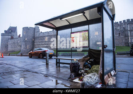 Windsor, Großbritannien. Am 4. Januar, 2018. Eine obdachlose Person schläft unter einer Bushaltestelle vor Windsor Castle. Simon Dudley, der konservative Führer des Royal Borough of Windsor und Maidenhead, hat nach einer Aussage gestern gemacht, die für die polizeiliche Nutzung rechtlicher Befugnisse im Bereich der wohnungslosen Menschen zu löschen, bevor die königliche Hochzeit im Mai wurden kritisiert. Credit: Mark Kerrison/Alamy leben Nachrichten Stockfoto