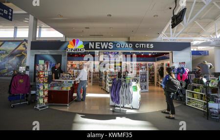 Moline, Iowa, USA. 18 Okt, 2017. Einen News Stand und Store ist nach der Sicherheitskontrolle im Viererkabel - International Airport in Moline am Mittwoch, 18. Oktober 2017 gesehen. Credit: Andy Abeyta/Viererkabel - Zeiten/ZUMA Draht/Alamy leben Nachrichten Stockfoto