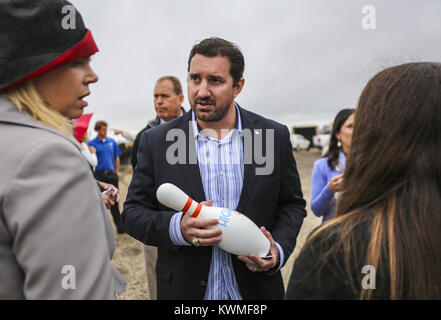 Bettendorf, Iowa, USA. 11 Okt, 2017. Hohe fünf Entertainment Präsident Scott Emley spricht mit lokalen Führern auf der Website der BettPlex Sports Complex in Bettendorf am Mittwoch, 11. Oktober 2017. Neue Annehmlichkeiten waren als Teil der BettPlex Sports Complex Projekt angekündigt. Credit: Andy Abeyta, Viererkabel - Zeiten/Viererkabel - Zeiten/ZUMA Draht/Alamy leben Nachrichten Stockfoto