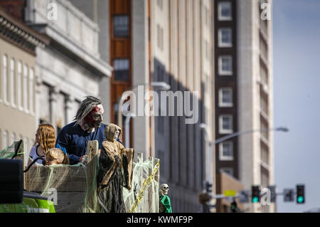 Davenport, Iowa, USA. 29 Okt, 2016. Kostümierte Teilnehmer der Parade Blick zurück an Familien beobachten die Halloween Parade entlang West 3rd Street in der Innenstadt von Davenport am Samstag, 29. Oktober 2016. Credit: Andy Abeyta/Viererkabel - Zeiten/ZUMA Draht/Alamy leben Nachrichten Stockfoto