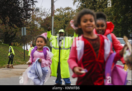 Davenport, Iowa, USA. 26. Okt 2016. Crossing Guard Bernard Harris hilft den Studenten über die Locust Street an der Kreuzung mit der Eastern Avenue von Washington Volksschule in Davenport am Mittwoch, 26. Oktober 2016. Harris hat an der gleichen Kreuzung für 14 Jahre, Morgens und Nachmittags arbeitete trotz der zahlreichen medizinischen Fragestellungen. Credit: Andy Abeyta/Viererkabel - Zeiten/ZUMA Draht/Alamy leben Nachrichten Stockfoto