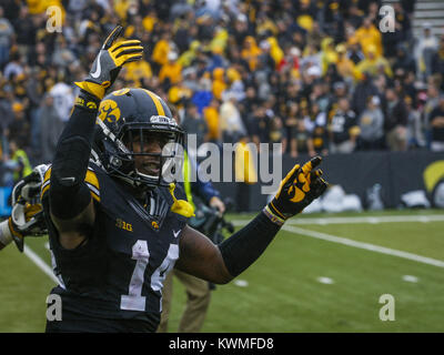 Iowa City, Iowa, USA. 1. Okt 2016. Iowa Spezialist Desmond King (14) Wellen seine Arme zu Fans, als er Kinnick Stadium in Iowa City am Samstag, 1. Oktober 2016 verlässt. Die nordwestlichen Wildkatzen besiegten die Iowa Hawkeyes 38-31. Credit: Andy Abeyta/Viererkabel - Zeiten/ZUMA Draht/Alamy leben Nachrichten Stockfoto