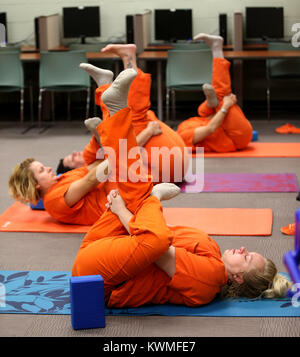 Davenport, Iowa, USA. 11 Okt, 2017. Scott County Gefängnis Insassen arbeiten an ihren Yoga Posen, Mittwoch, 11. Oktober 2017, während einer Gefängnis yoga Klasse. Es ist von vounteer und Yoga instructior Joan Marttila von Bettendorf gelehrt. Quelle: John Schultz/Viererkabel - Zeiten/ZUMA Draht/Alamy leben Nachrichten Stockfoto