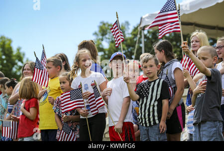 Rock Island, Iowa, USA. 29 Mai, 2017. Kinder versammeln sich vor der Bühne zu helfen den Treueeid während der Rock Island National Cemetery Memorial Day Zeremonie auf der Rock Island Arsenal am Montag, 29. Mai 2017 führen. Credit: Andy Abeyta, Viererkabel - Zeiten/Viererkabel - Zeiten/ZUMA Draht/Alamy leben Nachrichten Stockfoto