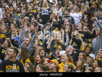 Davenport, Iowa, USA. 1. Okt 2016. Iowa Ventilatoren in der Student Section Beifall auf den großen Bildschirm im zweiten Quartal das Spiel am Kinnick Stadium in Iowa City zu am Samstag, 1. Oktober 2016 erhalten. Die nordwestlichen Wildkatzen besiegten die Iowa Hawkeyes 38-31. Credit: Andy Abeyta/Viererkabel - Zeiten/ZUMA Draht/Alamy leben Nachrichten Stockfoto