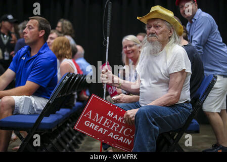 Cedar Rapids, Iowa, USA. 21 Juni, 2017. Robert Bodvislaw von Washington, Iowa sitzt in der Nähe der Rückseite der Boden Sitzplätze warten auf Präsident Donald Trump am U.S. Cellular Center in Cedar Rapids am Mittwoch, 21. Juni 2017 zu kommen. Als blind, Bodvislaw beschwert, dass keine Freiwilligen würde ihn näher an die Front. "Ich bin hierher gekommen, um zu sehen, Trumpf und Ich möchte in der Lage sein, ihn zu sehen," beschwerte er sich. "Ich war zu Hause. Credit: Andy Abeyta, Viererkabel - Zeiten/Viererkabel - Zeiten/ZUMA Draht/Alamy leben Nachrichten Stockfoto