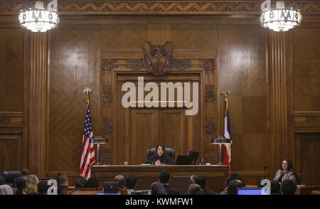 Davenport, Iowa, USA. 8 Dez, 2017. Chief Haftrichter Helen C. Adams spricht, um Kandidaten für die Bürgerschaft während einer Einbürgerung Zeremonie an der U.S. District Courthouse in Davenport am Freitag, 8. Dezember 2017. Während die Einbürgerung Zeremonie 43 Personen gewährt wurden, Staatsbürgerschaft aus 23 verschiedenen Ländern kommen. Credit: Andy Abeyta/Viererkabel - Zeiten/ZUMA Draht/Alamy leben Nachrichten Stockfoto