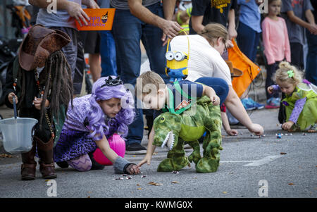 Davenport, Iowa, USA. 29 Okt, 2016. Kinder in ihrem Halloween Kostüme erhalten Süßigkeit während die Halloween Parade entlang West 3rd Street in der Innenstadt von Davenport am Samstag, 29. Oktober 2016. Credit: Andy Abeyta/Viererkabel - Zeiten/ZUMA Draht/Alamy leben Nachrichten Stockfoto