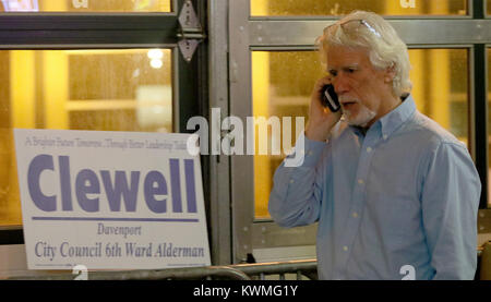 Davenport, Iowa, USA. 7 Nov, 2017. Bewerber reichen Clewell für die 6 Ward spricht am Telefon beim Warten auf Ergebnisse, Dienstag, 7. November 2017, während einer Feier Party am Mac's Tavern in Davenport. Quelle: John Schultz/Viererkabel - Zeiten/ZUMA Draht/Alamy leben Nachrichten Stockfoto