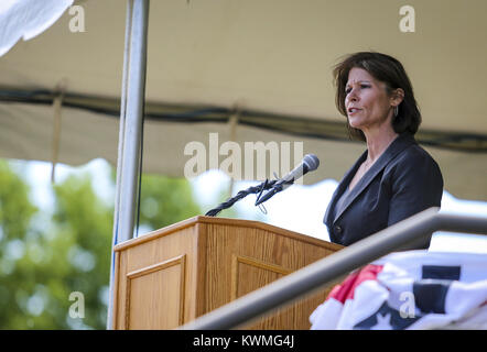 Rock Island, Iowa, USA. 29 Mai, 2017. Us-Rep Cheri Bustos, D-Calif., spricht mit den Gästen und den Veteranen während der Rock Island National Cemetery Memorial Day Zeremonie auf der Rock Island Arsenal am Montag, 29. Mai 2017. Credit: Andy Abeyta, Viererkabel - Zeiten/Viererkabel - Zeiten/ZUMA Draht/Alamy leben Nachrichten Stockfoto