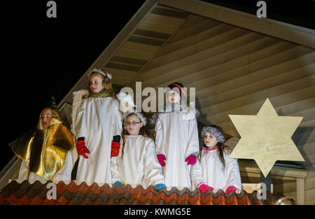 Davenport, Iowa, USA. 22 Dez, 2016. Engel sind oberhalb der Lebenden Krippe singen Weihnachtslieder auf den ersten Bibel missionarische Kirche in Davenport am Donnerstag gesehen, 22. Dezember 2016. Für das zweite Jahr, die Mitglieder der Kirche richten Sie eine Szene vor Ihrer Kirche organisiert von Pastor Gary Buske jr. Interesse an der Kirche zu zeichnen. Credit: Andy Abeyta/Viererkabel - Zeiten/ZUMA Draht/Alamy leben Nachrichten Stockfoto