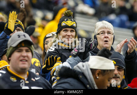 Iowa City, Iowa, USA. 25 Nov, 2016. Hawkeye Fans jubeln, als ihre Mannschaft nach dem Aufwärmen vor dem Spiel gegen den Nebraska Cornhuskers am Kinnick Stadium in Iowa City am Freitag, 25. November 2016. Credit: Andy Abeyta/Viererkabel - Zeiten/ZUMA Draht/Alamy leben Nachrichten Stockfoto