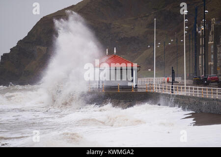 Aberystwyth Wales UK, Mittwoch, 04. Januar 2018 UK Wetter: Am Tag nach dem Sturm Eleanor fegte eine Spur der Schäden über Großbritannien, starke westliche Winde über 75 mph Peitsche wehenden Die hohe Spring Tide in die riesigen Wellen, die Batter der Küste von Aberystwyth auf der Cardigan Bay Küste von West Wales eine gelbe Warnmeldung für Wind von der Met Office erteilt worden sind, praktisch den gesamten von England und Wales bis 19.00 Uhr heute Abend, mit der Gefahr der Beschädigung und Unterbrechung der Stromversorgung und größte Reisen am westlichen Ufer des Landes Foto: Keith Morris/Alamy leben Nachrichten Stockfoto