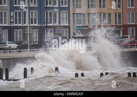 Aberystwyth Wales UK, Mittwoch, 04. Januar 2018 UK Wetter: Am Tag nach dem Sturm Eleanor fegte eine Spur der Schäden über Großbritannien, starke westliche Winde über 75 mph Peitsche wehenden Die hohe Spring Tide in die riesigen Wellen, die Batter der Küste von Aberystwyth auf der Cardigan Bay Küste von West Wales eine gelbe Warnmeldung für Wind von der Met Office erteilt worden sind, praktisch den gesamten von England und Wales bis 19.00 Uhr heute Abend, mit der Gefahr der Beschädigung und Unterbrechung der Stromversorgung und größte Reisen am westlichen Ufer des Landes Foto: Keith Morris/Alamy leben Nachrichten Stockfoto