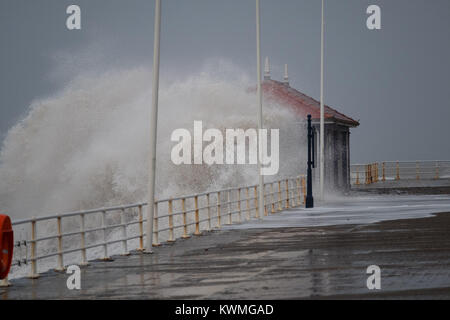 Aberystwyth Wales UK, Mittwoch, 04. Januar 2018 UK Wetter: Am Tag nach dem Sturm Eleanor fegte eine Spur der Schäden über Großbritannien, starke westliche Winde über 75 mph Peitsche wehenden Die hohe Spring Tide in die riesigen Wellen, die Batter der Küste von Aberystwyth auf der Cardigan Bay Küste von West Wales eine gelbe Warnmeldung für Wind von der Met Office erteilt worden sind, praktisch den gesamten von England und Wales bis 19.00 Uhr heute Abend, mit der Gefahr der Beschädigung und Unterbrechung der Stromversorgung und größte Reisen am westlichen Ufer des Landes Foto: Keith Morris/Alamy leben Nachrichten Stockfoto