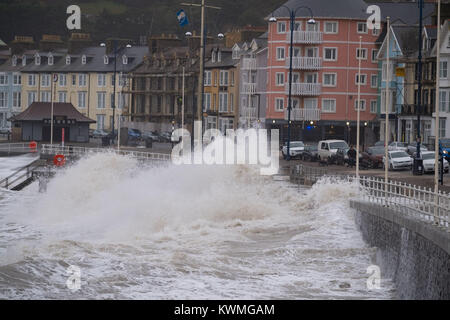 Aberystwyth Wales UK, Mittwoch, 04. Januar 2018 UK Wetter: Am Tag nach dem Sturm Eleanor fegte eine Spur der Schäden über Großbritannien, starke westliche Winde über 75 mph Peitsche wehenden Die hohe Spring Tide in die riesigen Wellen, die Batter der Küste von Aberystwyth auf der Cardigan Bay Küste von West Wales eine gelbe Warnmeldung für Wind von der Met Office erteilt worden sind, praktisch den gesamten von England und Wales bis 19.00 Uhr heute Abend, mit der Gefahr der Beschädigung und Unterbrechung der Stromversorgung und größte Reisen am westlichen Ufer des Landes Foto: Keith Morris/Alamy leben Nachrichten Stockfoto