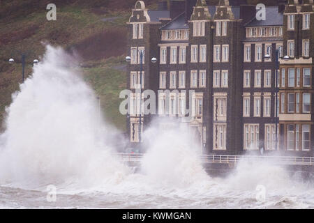 Aberystwyth Wales UK, Mittwoch, 04. Januar 2018 UK Wetter: Am Tag nach dem Sturm Eleanor fegte eine Spur der Schäden über Großbritannien, starke westliche Winde über 75 mph Peitsche wehenden Die hohe Spring Tide in die riesigen Wellen, die Batter der Küste von Aberystwyth auf der Cardigan Bay Küste von West Wales eine gelbe Warnmeldung für Wind von der Met Office erteilt worden sind, praktisch den gesamten von England und Wales bis 19.00 Uhr heute Abend, mit der Gefahr der Beschädigung und Unterbrechung der Stromversorgung und größte Reisen am westlichen Ufer des Landes Foto: Keith Morris/Alamy leben Nachrichten Stockfoto